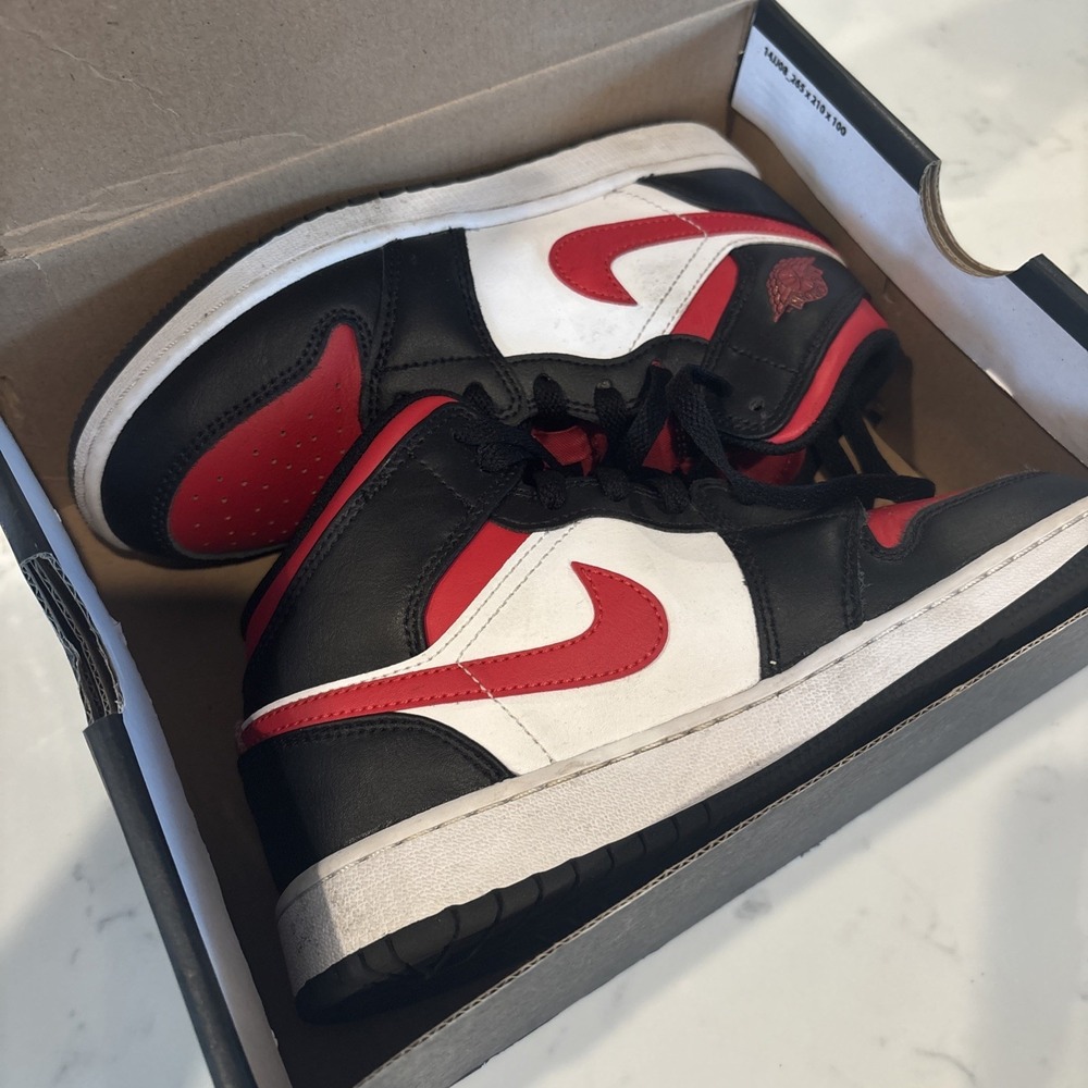 Air Jordan 1 Mid Big Kids Size 4Y Black/Fire Red-White 554725-079 Original Box